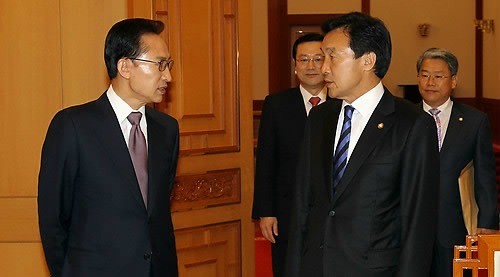 ▲ 이명박 대통령이 27일 오전 청와대에서 민주당 손학규 대표와 이야기를 나누고 있다. ⓒ연합뉴스