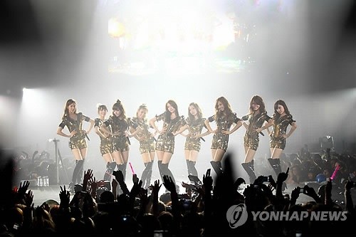 ▲ 사진 = 지난 10일(현지시간) 파리 제니트 공연장에서 열린 SM 타운 라이브 공연에서 소녀시대가 공연을 하고 있다.