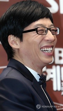 ▲ 사진 = '2010 SBS 연예대상 시상식'에서 밝게 웃고 있는 유재석의 모습.