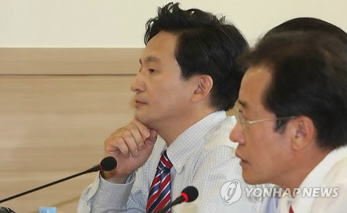 ▲ 한나라당 7.4 전당대회에 출마한 원희룡 의원이 28일 국회 의원회관에서 열린 '새로운 한나라' 주최, 당대표 후보 토론회에서 홍준표 후보의 답변을 경청하고 있다. ⓒ연합뉴스