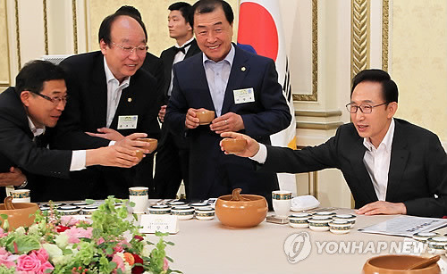 ▲ 이명박 대통령이 28일 청와대에서 열린 전국 시군구의회 의장 초청 오찬에서 인천부평 신은호(왼쪽부터), 부산영도 윤호길 시군구의회 의장협의회 부회장, 이상구 시군구의회 의장협의회장과 막걸리로 건배하고 있다.ⓒ연합뉴스