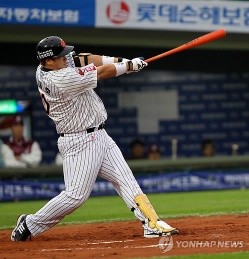 ▲ 사진 = 전무후무한 타격 7관왕을 향해 가는 이대호가 호쾌한 스윙을 선보이고 있다.