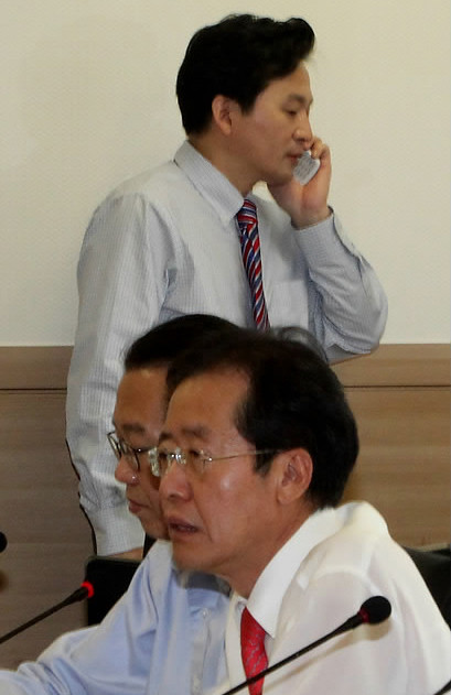 ▲ 28일 한나라당 7.4 전당대회에 출마한 홍준표 후보가 '새로운 한나라' 주최 후보 토론회에서 답변하고 있는 가운데 원희룡 후보가 전화를 받고 있다. ⓒ연합뉴스