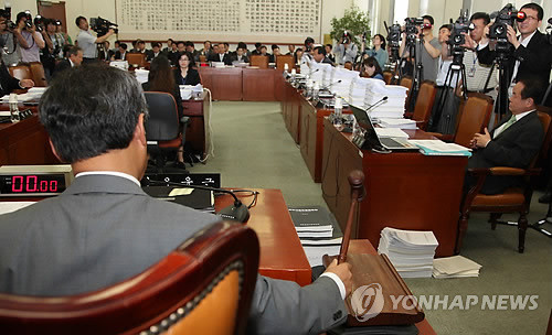 ▲ 국회 법사위 우윤근 위원장이 28일 국회 법사위원회에서 학원법 일부 개정안을 의결하고 있다. ⓒ연합뉴스