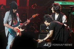 ▲ 사진 = 검색어왕에 오른 '부활'이 멋진 공연을 펼치고 있다.