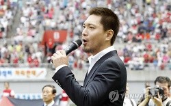 ▲ 사진 = 나치 의상으로 논란이 된 가수 임재범.