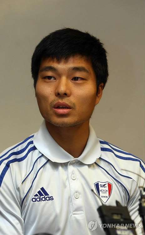 ▲ 지난달 31일 오후 강원 평창군 한화리조트에서 프로축구 워크숍이 열린 가운데 수원의 최성국 선수가 최근의 승부조작 파문과 관련, 선수들을 대신해 기자회견을 하고 있다.  ⓒ 연합뉴스