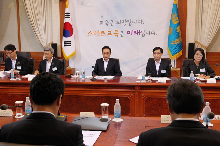 ▲ 이명박 대통령이 29일 청와대에서 열린 국가정보화전략위원회 보고대회에서 인성교육의 중요성을 강조하고 있다.ⓒ청와대