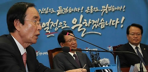 ▲ 한나라당 이해봉 의원이 29일 국회에서 열린 중진회의에서 법원의 ‘위임 당헌 개정’ 효력정지 수용에 대해 해명하고 있다. ⓒ연합뉴스