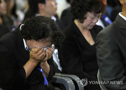 ▲ 29일 오전 경기도 평택 해군 2함대사령부 체육관에서 제2연평해전 9주년 기념식이 열려 제2연평해전에서 순직한 장병의 가족들이 눈물을 흘리고 있다. ⓒ 연합뉴스