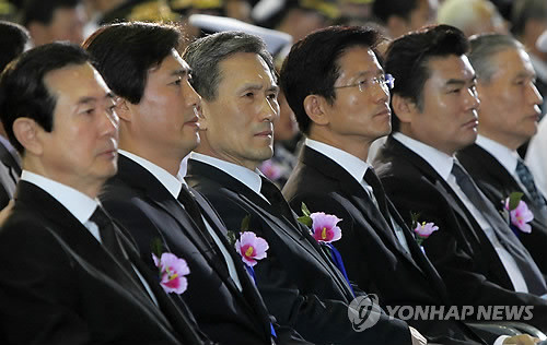 ▲ 29일 오전 경기도 평택 해군 2함대사령부 체육관에서 제2연평해전 9주년 기념식이 열려 김관진 국방장관과 김문수 경기지사 등 참석자들이 김황식 국무총리의 기념사를 듣고 있다. ⓒ 연합뉴스