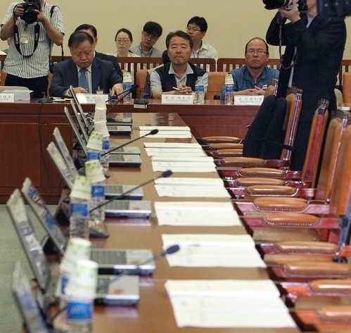 ▲ 29일 오전 국회 환경노동위원회에서 열린 한진중공업 청문회에서 핵심 증인으로 출석해야 할 조남호 회장과 한나라당 소속 위원들의 자리가 비어있다. ⓒ연합뉴스