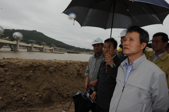 ▲ 권도엽 국토해양부 장관이 이포보 현장을 둘러보고 있다.ⓒ뉴데일리