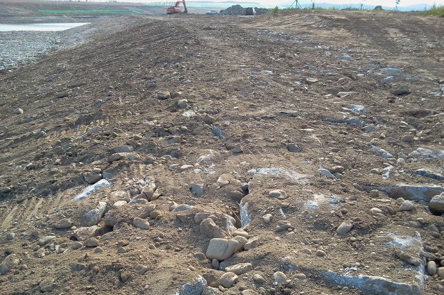 ▲ 남한강과 지류 후포천이 만나는 합류부 둔치에 자연석 호안이 설치돼 있다. 겉에 흙을 덮어 자연스럽게 보인다.ⓒ뉴데일리