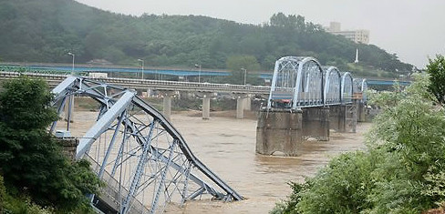 ▲ 무너진 왜관철교 교각.ⓒ뉴데일리