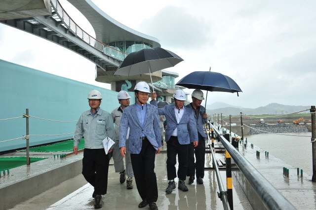 ▲ 김일평 익산지방국토관리청장이 공사 현장을 둘러보고 있다.ⓒ뉴데일리