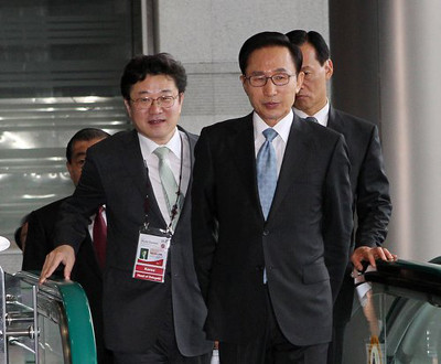 ▲ 이명박 대통령이 30일 서울 삼성동 코엑스에서 열린 제4차 유엔 세계검찰총장회의장에 김준규 검찰총장과 함께 들어서고 있다.ⓒ연합뉴스