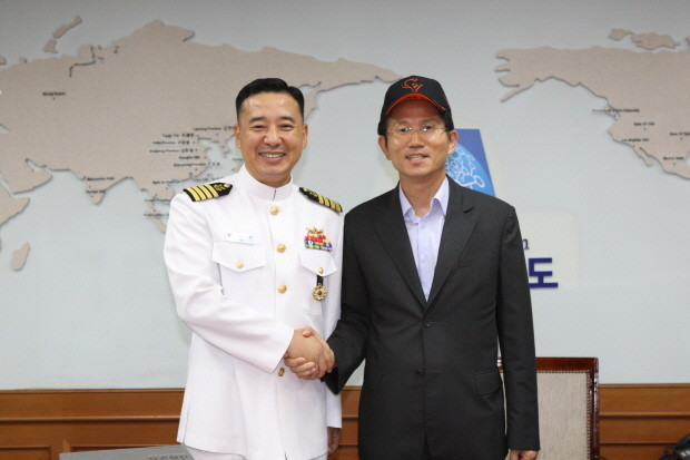 ▲ 이날 조 함장은 김문수 경기지사에게 해군 모자를 선물했다. 사진은 두 사람이 함께 악수를 하는 모습. ⓒ 뉴데일리