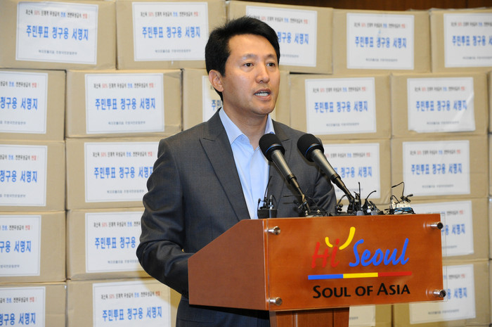 ▲ 지난 17일 오세훈 서울시장이 세금급식 주민투표를 청구하는 서명부를 뒤에 두고 발언하는 모습 ⓒ 뉴데일리