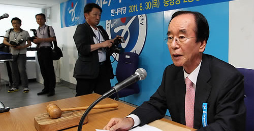 ▲ 한나라당 이해봉 전국위의장이 30일 서울 영등포구 여의도 당사에서 열린 제27차 상임전국위원회에서 발언하고 있다. ⓒ연합뉴스