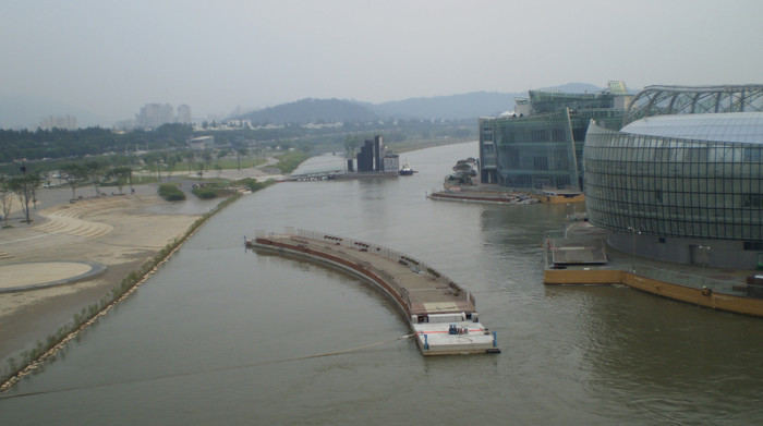 ▲ 장마를 대비해 세빛둥둥섬과 둔치를 연결하는 도교를 분리한 모습 ⓒ 뉴데일리