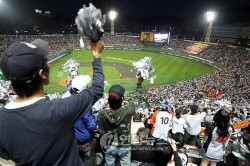 ▲ 사진 = 폭발적인 응원을 펼치고 있는 롯데팬들의 모습.