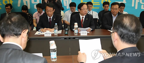 ▲ 한나라당 이주영 정책위의장과 박재완 기획재정부장관, 김동수 공정거래위원장 등 한나라당과 정부 관계자들이 30일 국회에서 열린 일감몰아주기 및 대기업 MRO 대은방향 당정협의회에서 대기업과 중소기업의 상생방안을 논의하고 있다. ⓒ연합뉴스