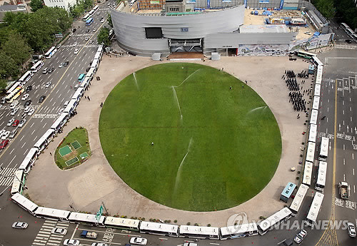 ▲ 30일 고(故) 노무현 전 대통령 서거 직후 경찰이 서울광장을 전경버스로 에워싸 시민 통행을 막은 것은 위헌이라는 헌법재판소의 결정이 나왔다. 사진은 지난 2009년 5월 노무현 전 대통령 영결식 노제 장소로 개방됐다 다시 봉쇄된 서울광장. ⓒ 연합뉴스