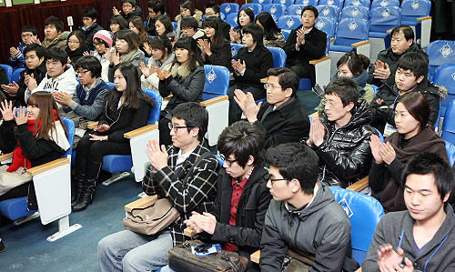 ▲ 경기개발연구원이 주최한 한 특강에서 참가 대학생들이 박수를 치는 모습. ⓒ 뉴데일리