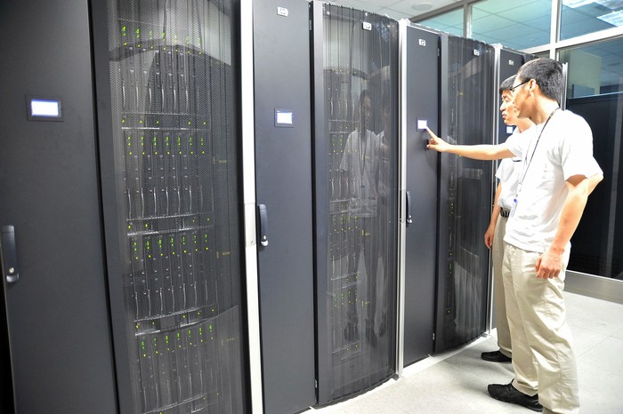 ▲ 새로 구축된 슈퍼컴퓨터를 연구소 직원들이 살펴보고 있다. ⓒ 국가핵융합연구소 제공