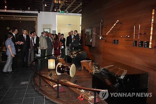 ▲ (브뤼셀=연합뉴스) 최병국 특파원 = 1일(현지시간) 벨기에 수도 브뤼셀 벨기에 왕립 악기박물관(MIM)에서 개막한 한.벨 수교 100주년 기념 한국전통악기 전시회 참석자들이 우리 악기를 살펴보고 있다ⓒ