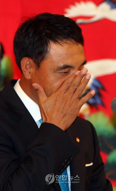 ▲ 2009년 8월 국내 최고령, 퇴다승 투수인 한화 송진우가 대전 유성 리베라호텔에서 기자회견을 열고 은퇴 소감을 말하며 눈물을 흘리고 있는 모습.  ⓒ 연합뉴스