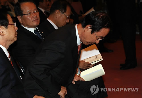 ▲ 한나라당 이해봉 전국위 의장이 2일 오전 국회 의원회관 대회의실에서 열린 제12차 전국위 회의에 참석해 자리에 앉고 있다. ⓒ연합뉴스