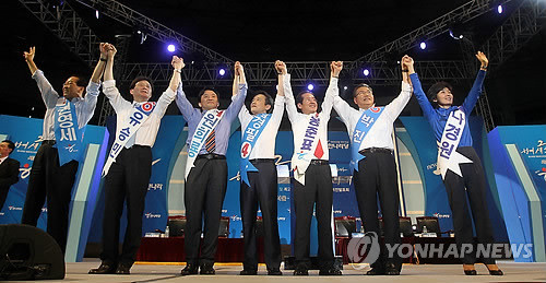 ▲ 한나라당 7ㆍ4 전당대회를 이틀 앞둔 2일 오후 부천실내체육관에서 열린 서울ㆍ인천ㆍ경기권 비전발표회에서 (왼쪽부터) 권영세 ,유승민, 원희룡, 남경필, 홍준표, 박진, 나경원 후보가 손을 맞잡고 인사를 하고 있다. ⓒ연합뉴스