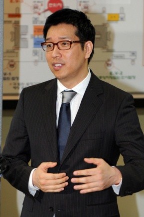 ▲ 배우 이병헌에 대한 공동공갈 혐의를 받고 있는 방송인 강병규가 지난해 관련 재판 직후 소감을 피력하고 있다.  ⓒ 김상엽 기자