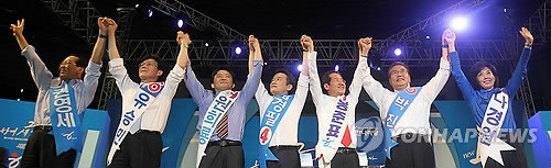 ▲ 한나라당 7ㆍ4 전당대회를 이틀 앞둔 2일 오후 부천실내체육관에서 열린 한나라당 대표최고위원 및 최고위원 선출을 위한 서울ㆍ인천ㆍ경기권 비전발표회에서 후보자인 권영세(왼쪽부터), 유승민, 원희룡, 남경필, 홍준표, 박진, 나경원 의원이 손을 맞잡고 인사를 하고 있다. ⓒ 연합뉴스