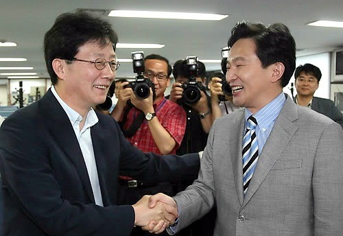 ▲ 한나라당 7.4 당 전당대회 당 대표에 출마한 원희룡(오른쪽), 유승민 의원이 3일 여의도 당사에서 만나 악수하고 있다. ⓒ연합뉴스