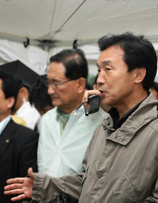 ▲ 3일 경북 구미시 고아읍 한국수자원공사 구미권관리단에서 민주당 손학규 대표가 수자원공사 관계자에게 구미지역 단수 사태의 원인을 묻고 있다. ⓒ 연합뉴스