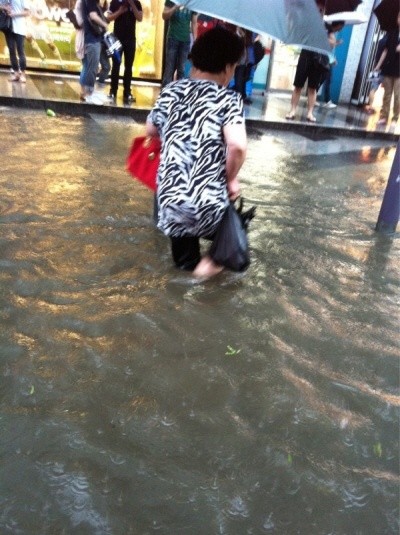 ▲ SNS를 통해 급속히 퍼진 강남역 침수 상황을 보여주는 사진. 하지만 이 사진은 지난해 침수 당시 모습인 것으로 확인됐다. ⓒ 자료사진