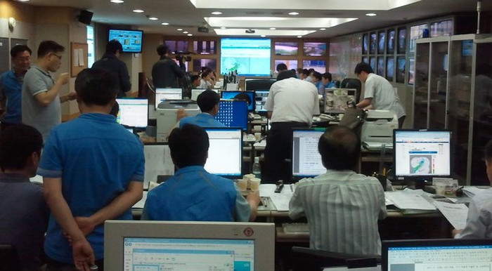 ▲ 3일 서울시 재난대책상황실 전경. 직원들 책상마다 잠을 깨기 위한 커피잔이 수북히 쌓여 있다. ⓒ 뉴데일리