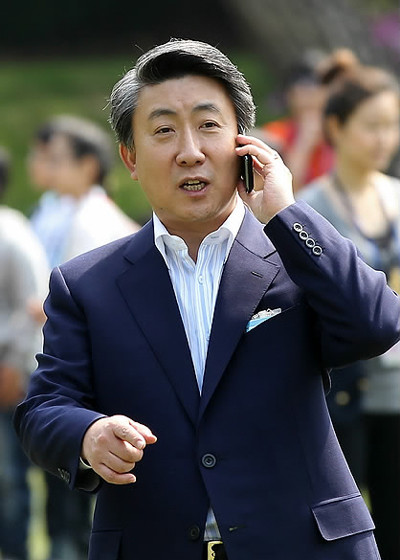 ▲ 특보로서 청와대 행사에 참석, 어딘가로 전화하고 있는 이동관 청와대 언론특보ⓒ연합뉴스