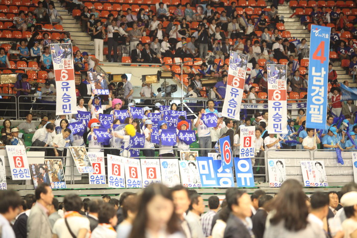 ▲ 4일 오후 서울 송파구 방이동 올림픽공원 체조경기장에서 열린 한나라당 전당대회에서 각 후보측 지지자들이 선거전을 펼치고 있다. ⓒ뉴데일리