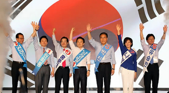 ▲ 서울 방이동 올림픽공원 체조경기장에서 4일 열린 한나라당 전당대회에서 당대표 후보들이 손을 들어 당원들에게 인사하고 있다. ⓒ 연합뉴스