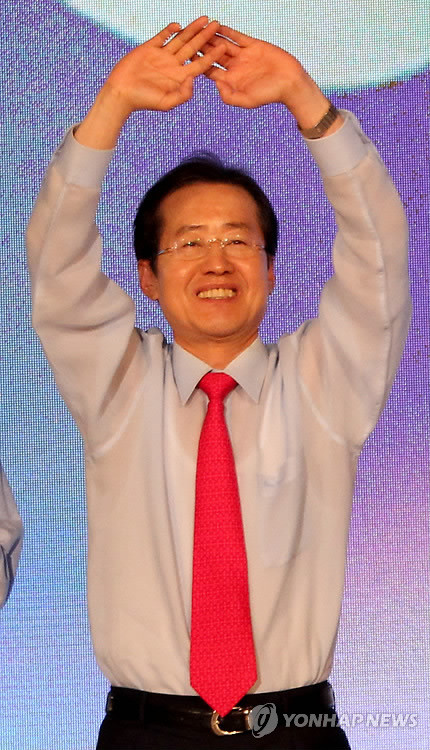 ▲ 한나라당 홍준표 신임대표가 4일 오후 서울 송파구 방이동 올림픽공원 체조경기장에서 열린 한나라당 7.4전당대회에서 당 대표로 선출되고 나서 손을 들어 지지자들에게 답례하고 있다. ⓒ(서울=연합뉴스)