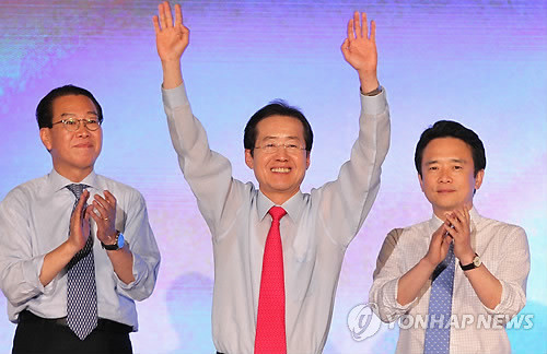 ▲ 4일 오후 서울 송파구 방이동 올림픽공원 체조경기장에서 열린 한나라당 전당대회에서 당 대표에 선출된 홍준표 의원이 손을 흔들어 당원들의 환호에 답하고 있다. ⓒ연합뉴스