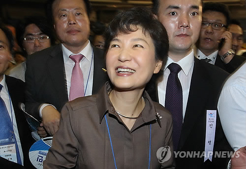 ▲ 4일 오후 서울 송파구 방이동 올림픽공원 체조경기장에서 열린 한나라당 전당대회에서 박근혜 전 대표가 투표를 한 뒤 활짝 웃고 있다. ⓒ연합뉴스