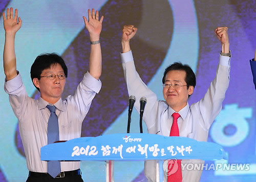 ▲ 4일 오후 서울 송파구 방이동 올림픽공원 체조경기장에서 열린 한나라당 전당대회에서 당 대표에 선출된 홍준표 의원이 2위를 차지한 유승민 의원과 함께 손을 들어 당원들의 환호에 답하고 있다. ⓒ연합뉴스