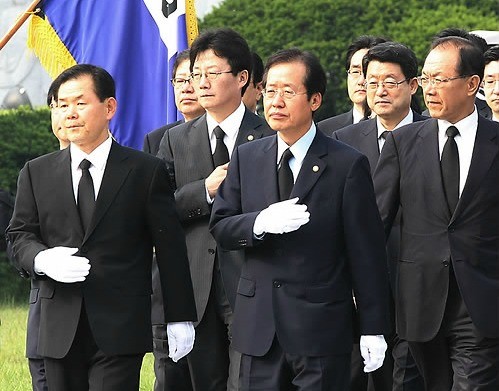 ▲ 한나라당 홍준표 신임 당대표(가운데)가 새 지도부와 함께 5일 서울 동작동 국립서울현충원을 방문, 헌화와 분향을 마친 뒤 현충탑을 내려오고 있다. ⓒ연합뉴스