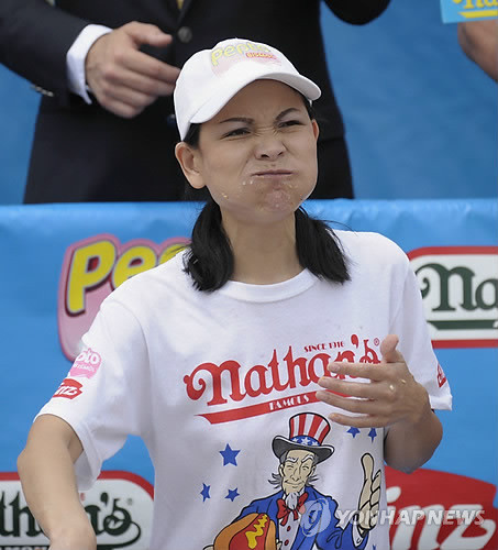 ▲ 핫도그 먹는 소냐 토머스(EPA=연합뉴스ⓒ