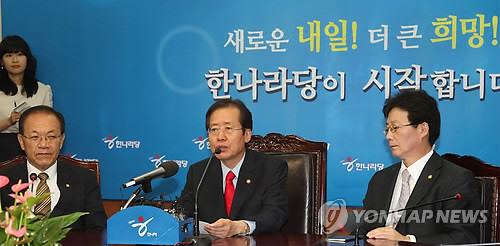 ▲ 한나라당 홍준표 대표(가운데)가 5일 여의도 당사에서 열린 첫 최고위원회의에서 빠른 시일 내 당 체제를 정비하겠다고 발언하고 있는 가운데 유승민 최고위원(우측)이 굳은 표정을 짓고 있다. ⓒ연합뉴스